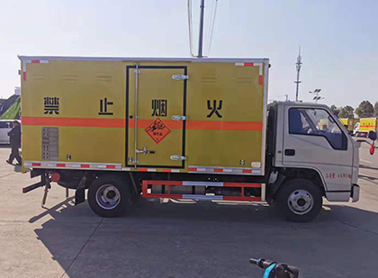 宏伟爆破器材运输车技术升级与安全合规新趋势